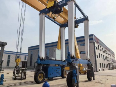 Elektrický zvedák Rubber Tyred Crane úspěšně ladí